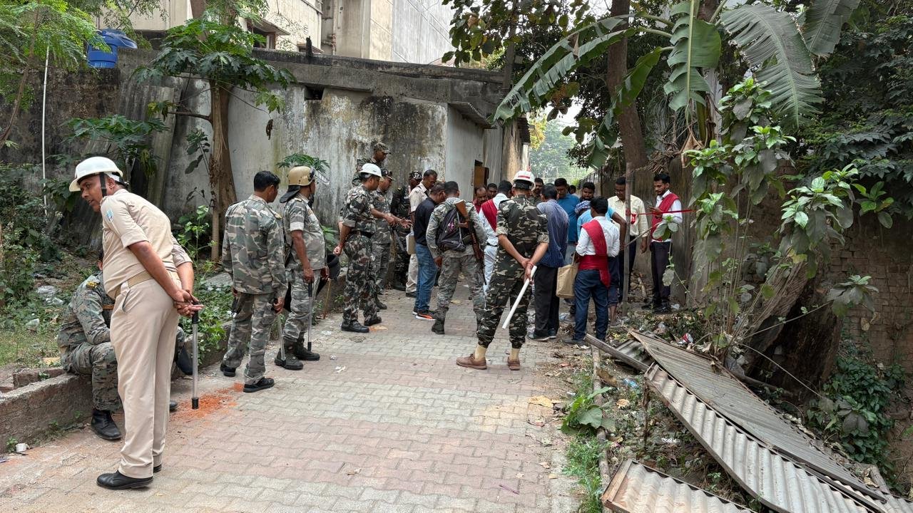 Jamshedpur Sonari Breaking: सोनारी में 24 साल बाद मिला न्याय, कोर्ट के आदेश पर हटा अतिक्रमण, अवैध तरीके से बनाई गई बिल्डिंग पर चला प्रशासन का डंडा